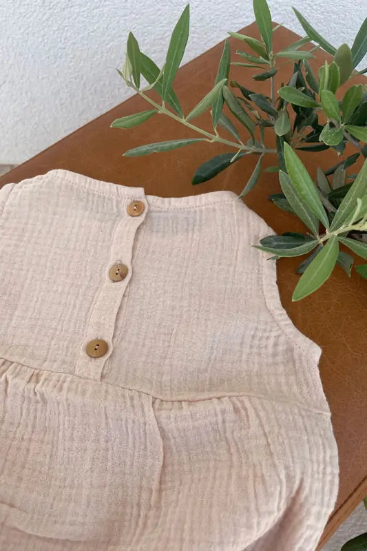 Kombinezon iz muslina brez rokavov "Pesek" 